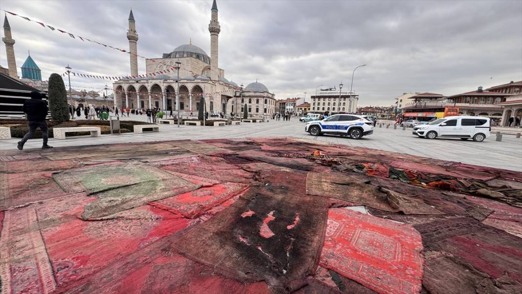 Konya’da sessiz protesto! 105 eski halı Mevlana Meydanı'na serildi 5